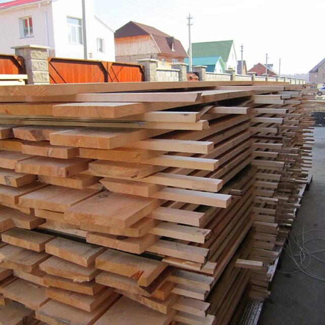 Укладка древесины штабелями со шпациями